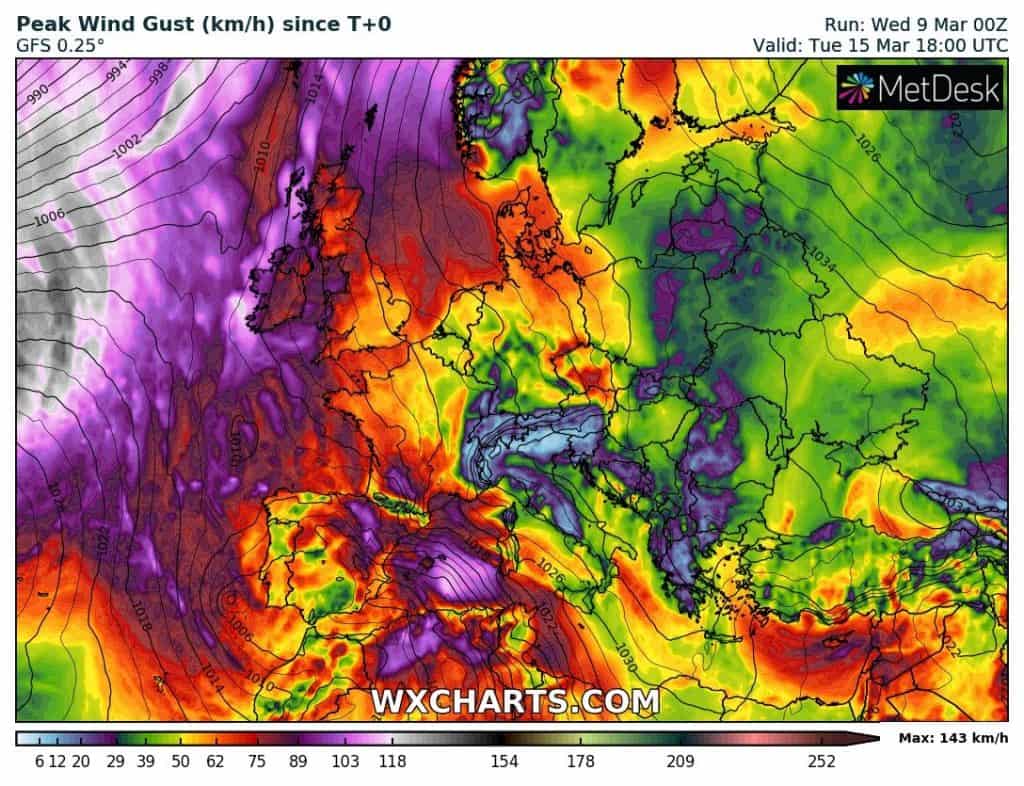 la météo.  De dangereuses tempêtes de vent frapperont l'Europe.  Le vent souffle à plus de 100 km/h.  Nous vérifions si la Pologne est menacée par des vents violents et des tempêtes