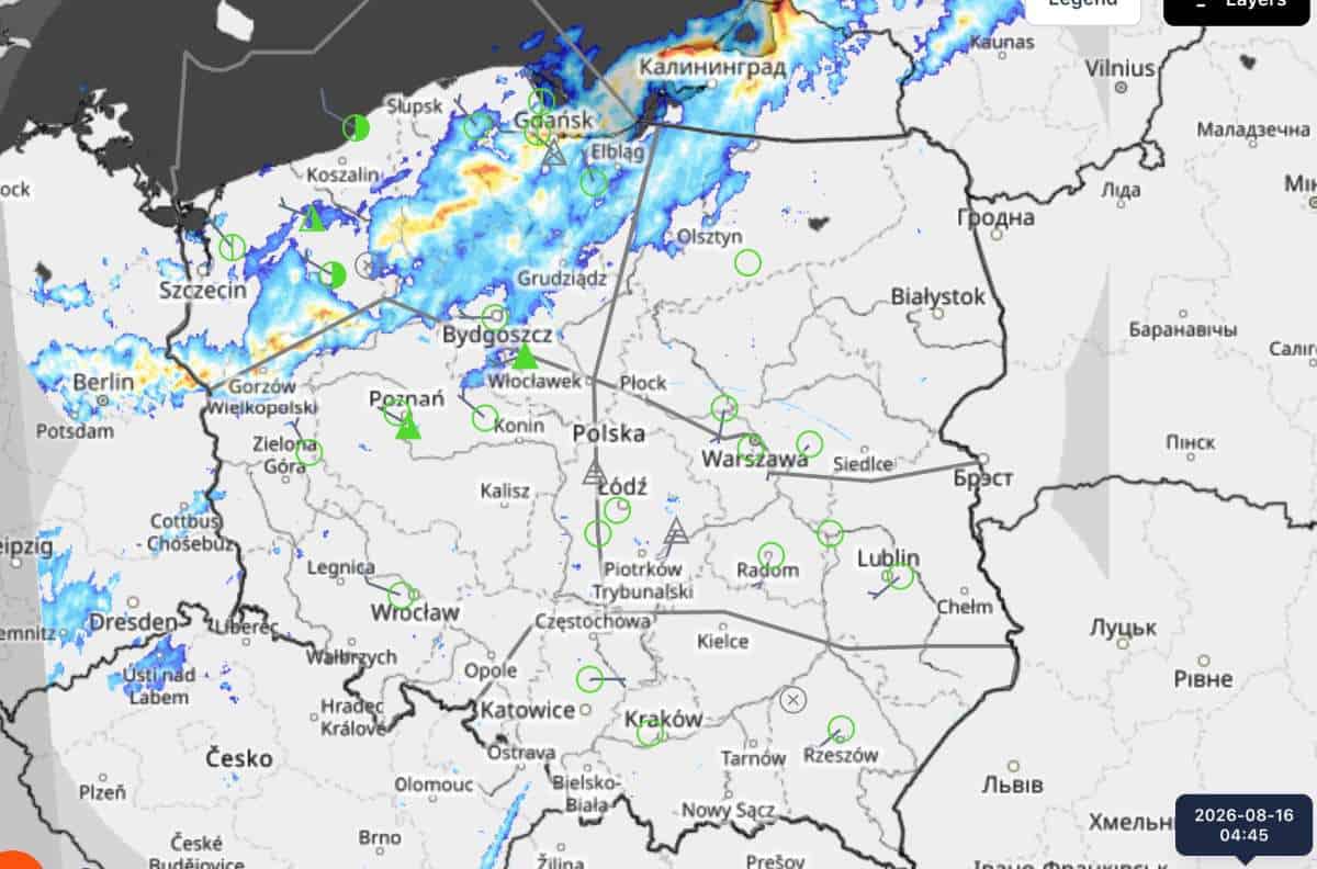 Załamanie pogody. W niedzielę od rana nad Polską przemieszcza się strefa opadów.