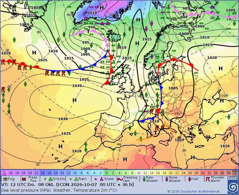 zbliżający się z zachodu cyklon z frontem atmosferycznym.